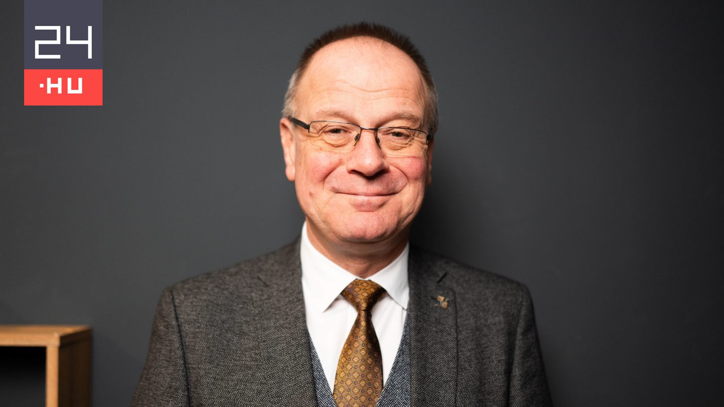 Navracsics: Ne a babára, hanem a labdára menjünk