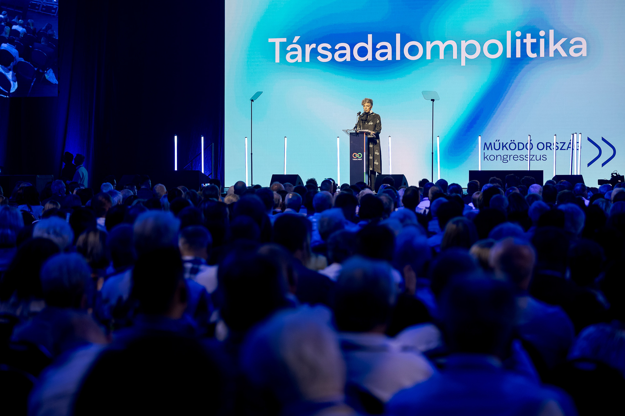 Bódis Kriszta: Minduntalan kivillan a pata a palást alól 1