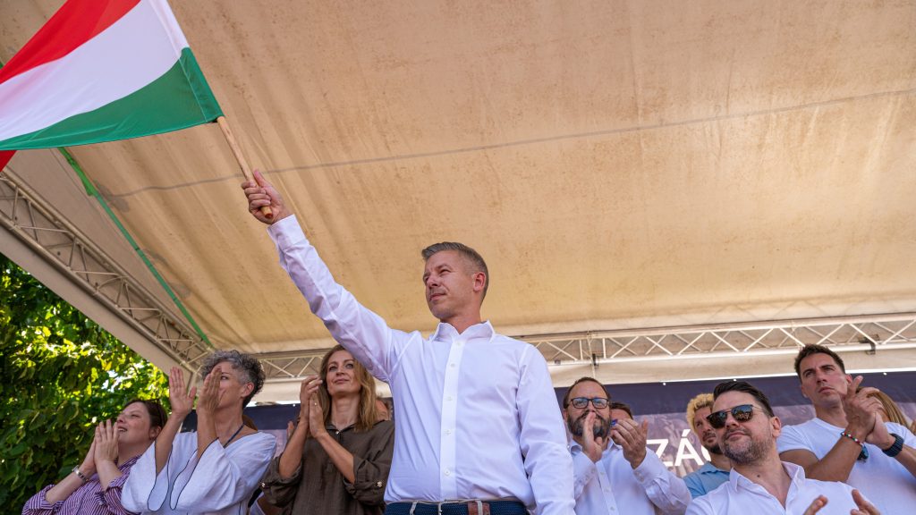 Bloomberg: Magyar Péter miatt erősödhet a forint, a befektetők egy Orbán nélküli Magyarországra fogadnak