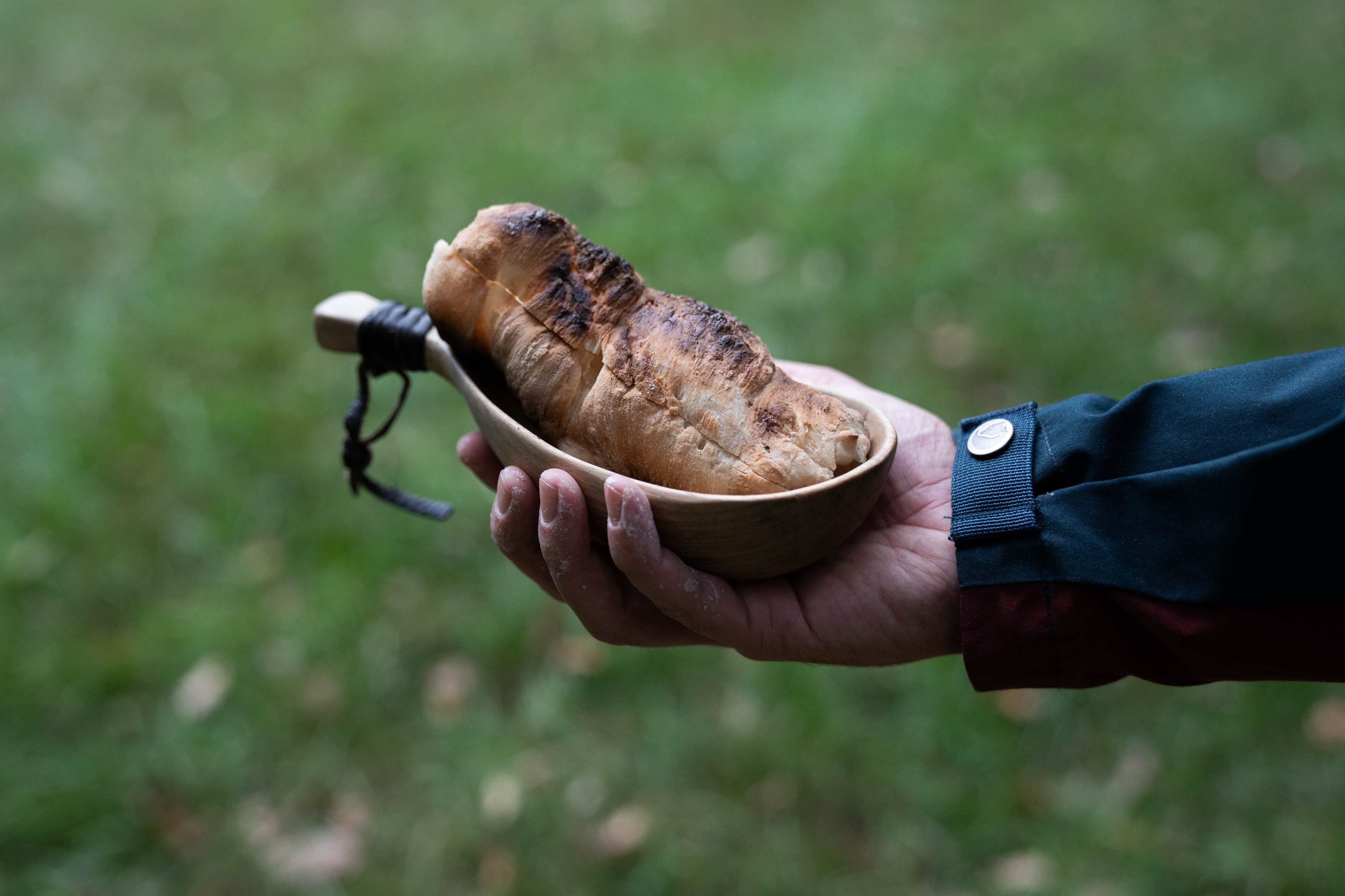 Mennyiből jön ki egy nap az erdőben? Kipróbáltuk a bushcraftot, pocsolyavízzel fojtottuk le a hamuban sült kenyeret 12