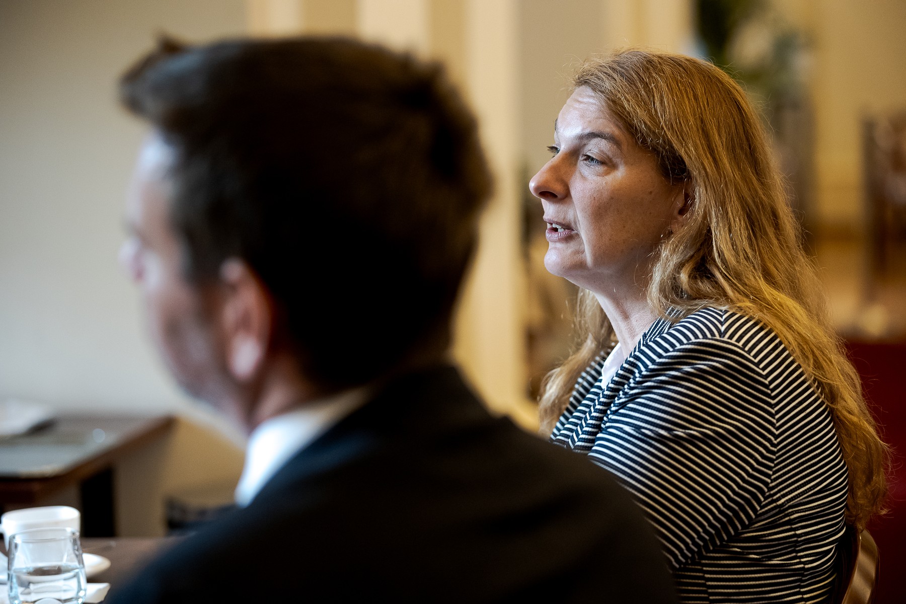 „Budapest valójában már megszűnt. Amiben itt ülünk, az egy díszlet” – páros interjú Baranyi Krisztinával és Vitézy Dáviddal 1