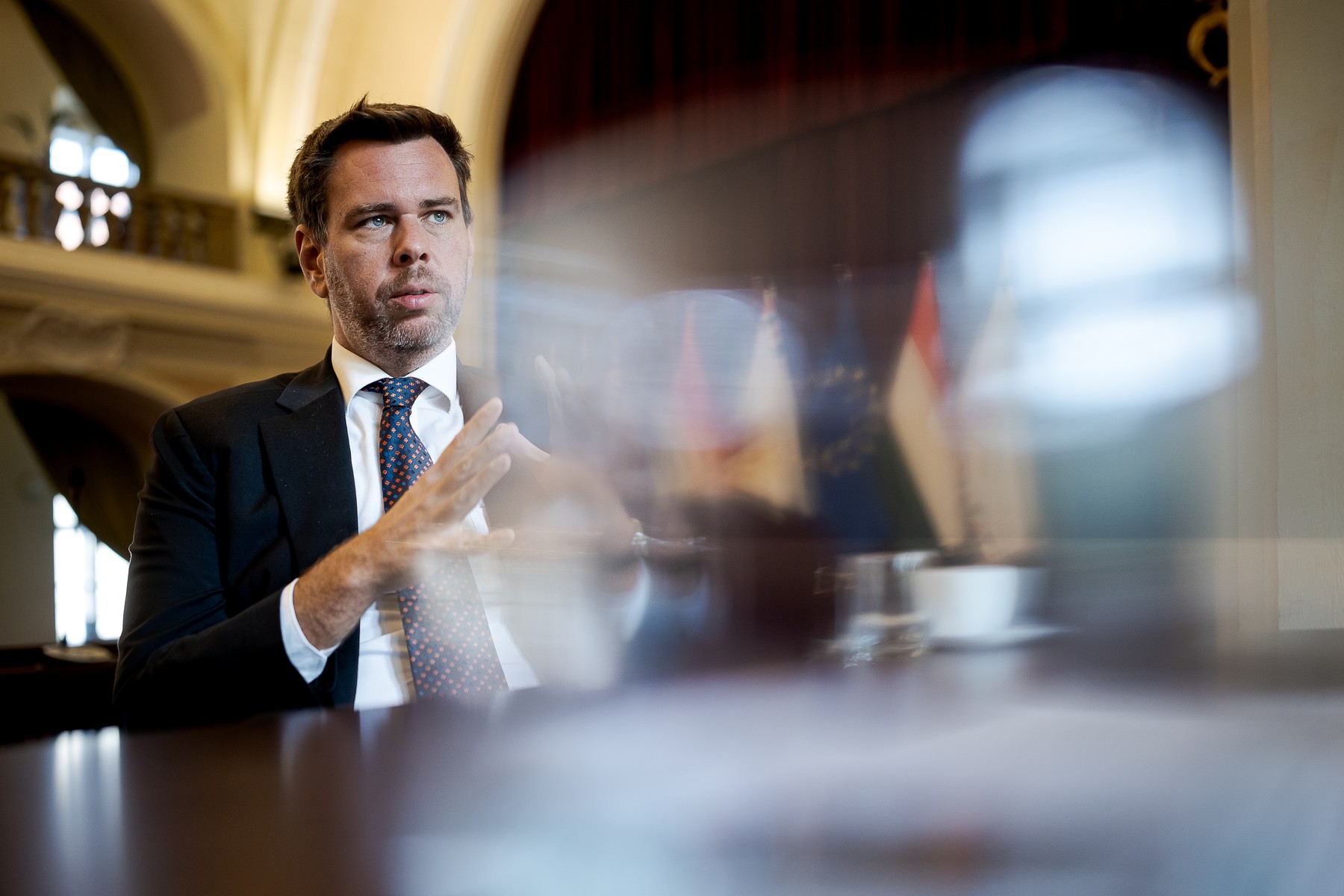 „Budapest valójában már megszűnt. Amiben itt ülünk, az egy díszlet” – páros interjú Baranyi Krisztinával és Vitézy Dáviddal 2