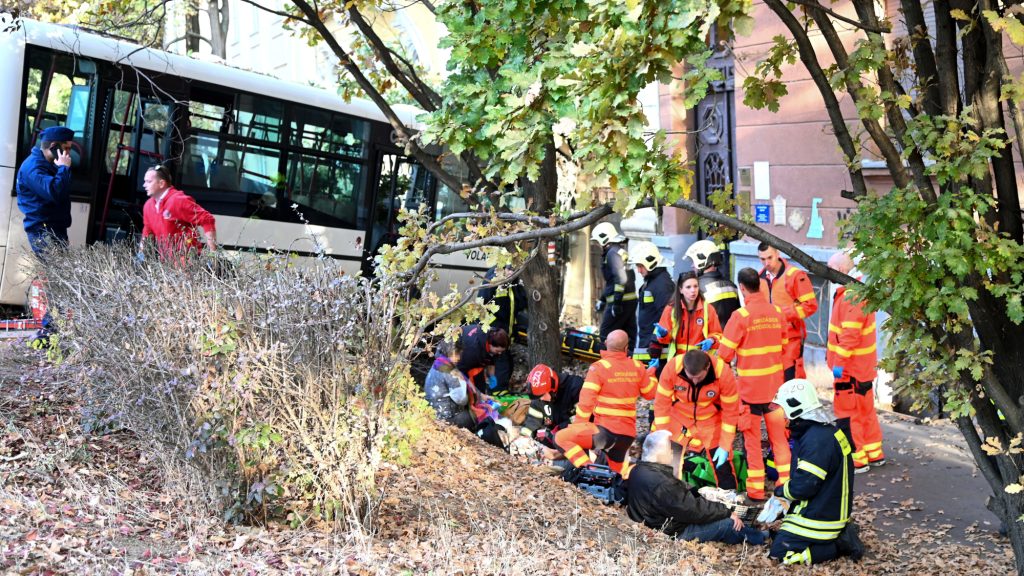 Büntetőeljárást indított a rendőrség a szolnoki gimnáziumnál történt buszbaleset ügyében
