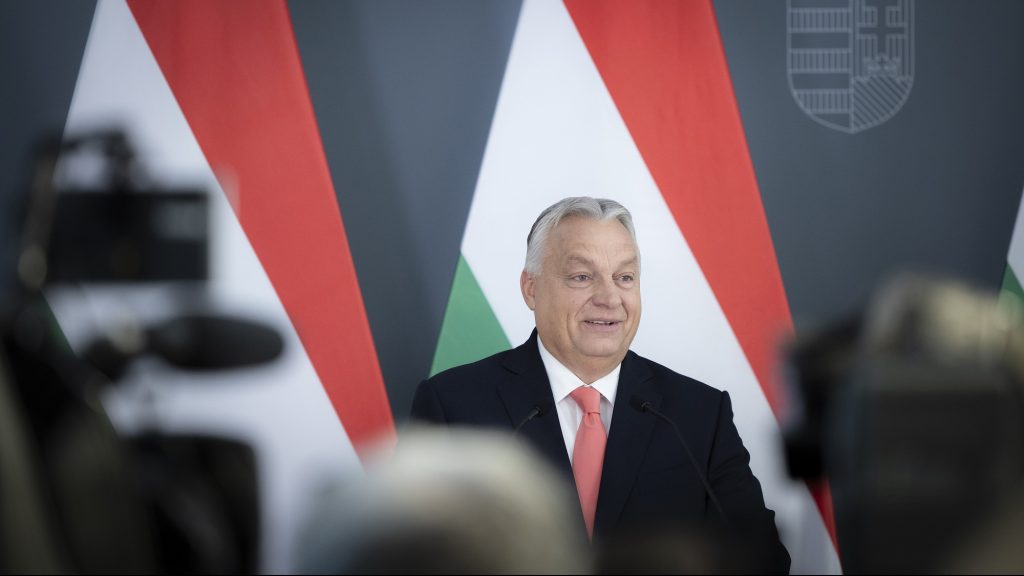 Orbán Viktor: Lassan az országszerte körbehurcolt kartonbábúmról is kiderül, hogy ukrán gyártmány