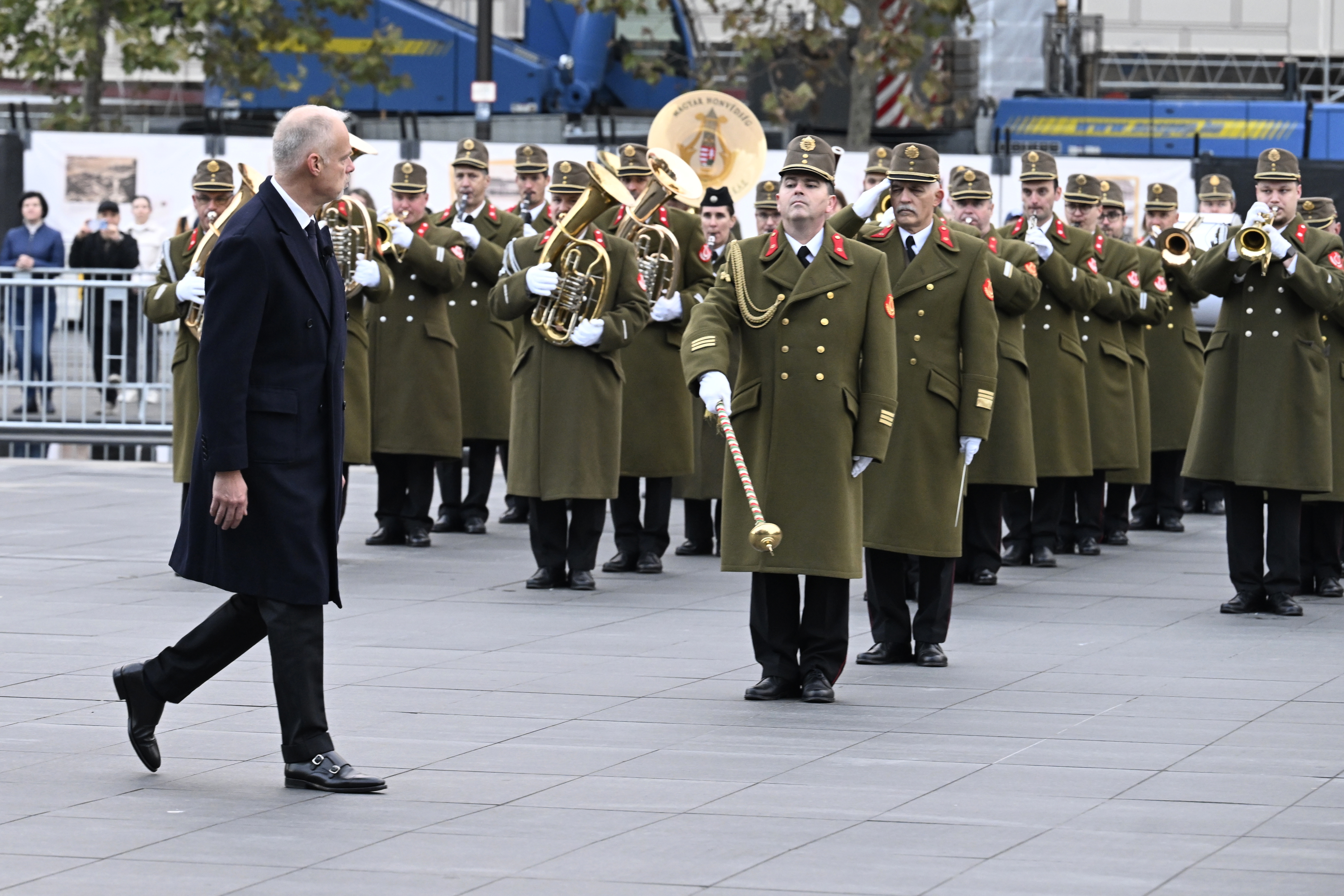 Felvonták a nemzeti lobogót az Országház előtt 2