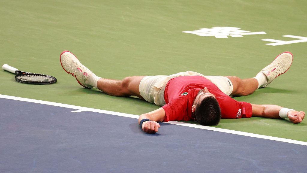 Novak Djokovic úgy kimerült a hőségben, hogy meccse után elterült a földön