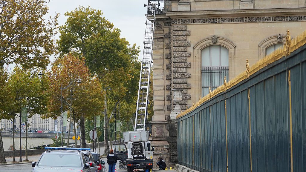 Hét perc alatt lezavarták a Louvre kirablását, így jutottak be a tolvajok az épületbe