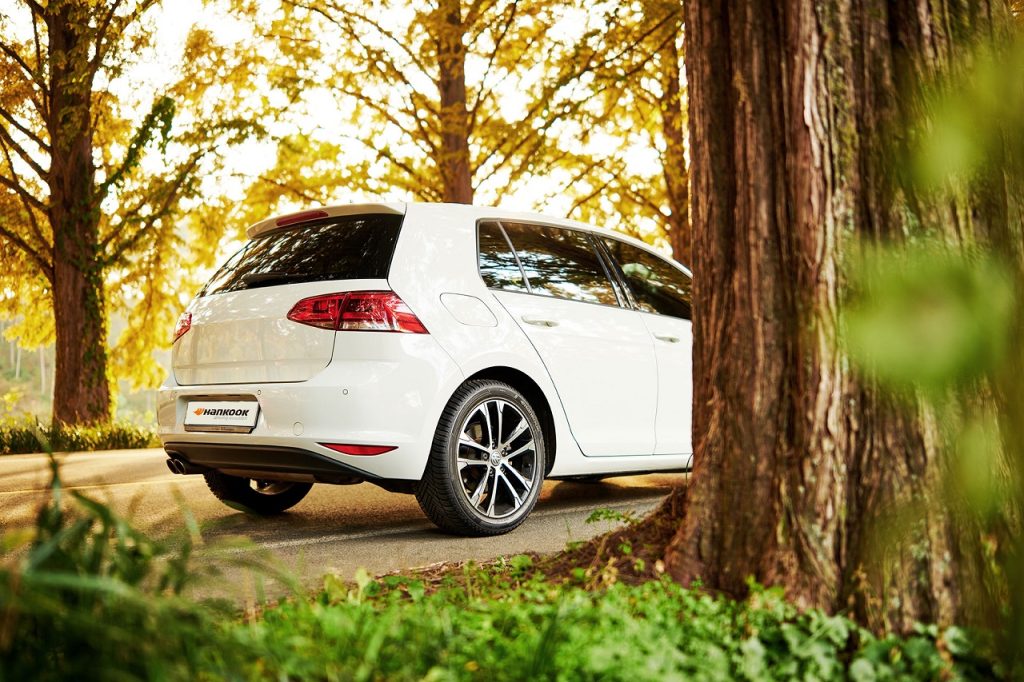 Csúszós utak, vadveszély, rossz látási viszonyok: A Hankook tanácsai a biztonságos őszi vezetéshez
