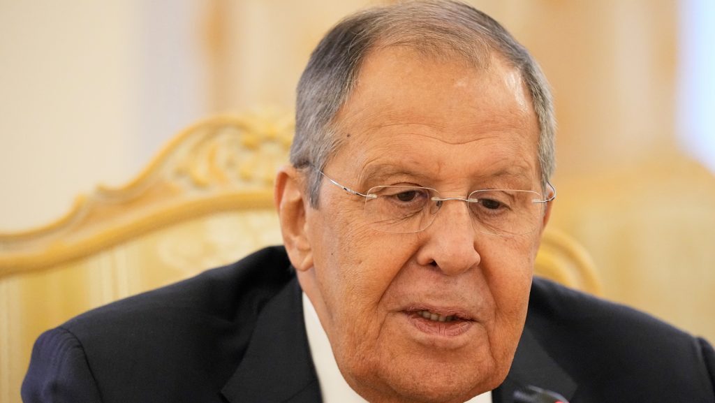 Lavrov: Meglepve olvastam, hogy Putyin és Trump találkozója későbbre halasztható