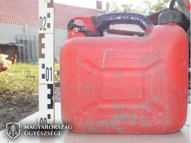 19 év fegyházat kértek a férfire, aki rágyújtotta a házat a párjára és annak alvó kisgyermekeire, majd az útról csodálta a lángokat 1