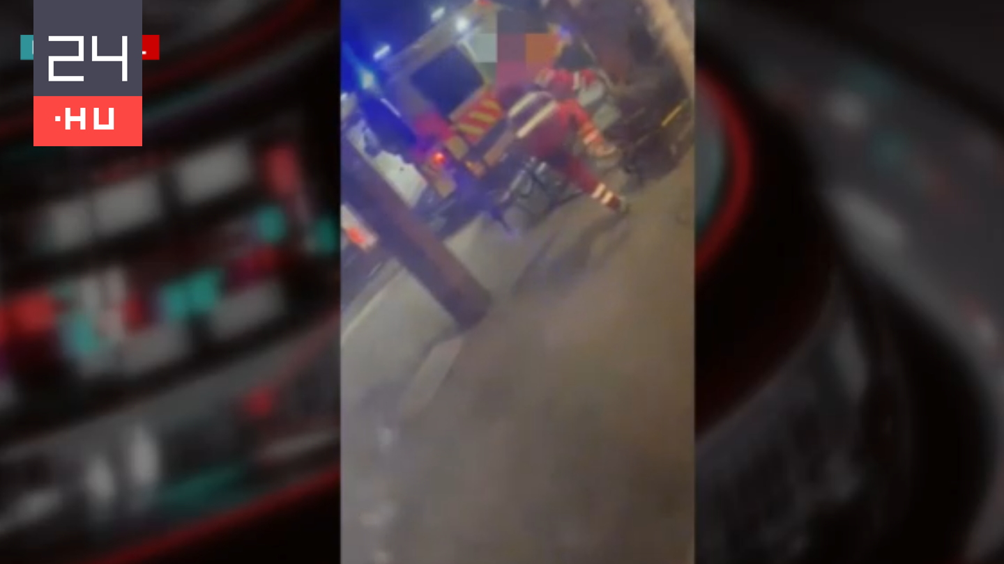 Videón, ahogy fejbe rúgta a mentős a hordágyon fekvő embert a hatvani vasútállomáson