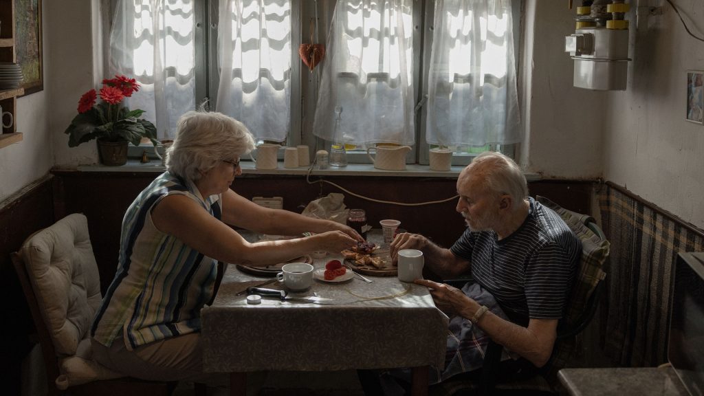 „Apám egy igaz, jó ember, szívszorító így látnom” – képek a szeretettel viselt tragédiákról