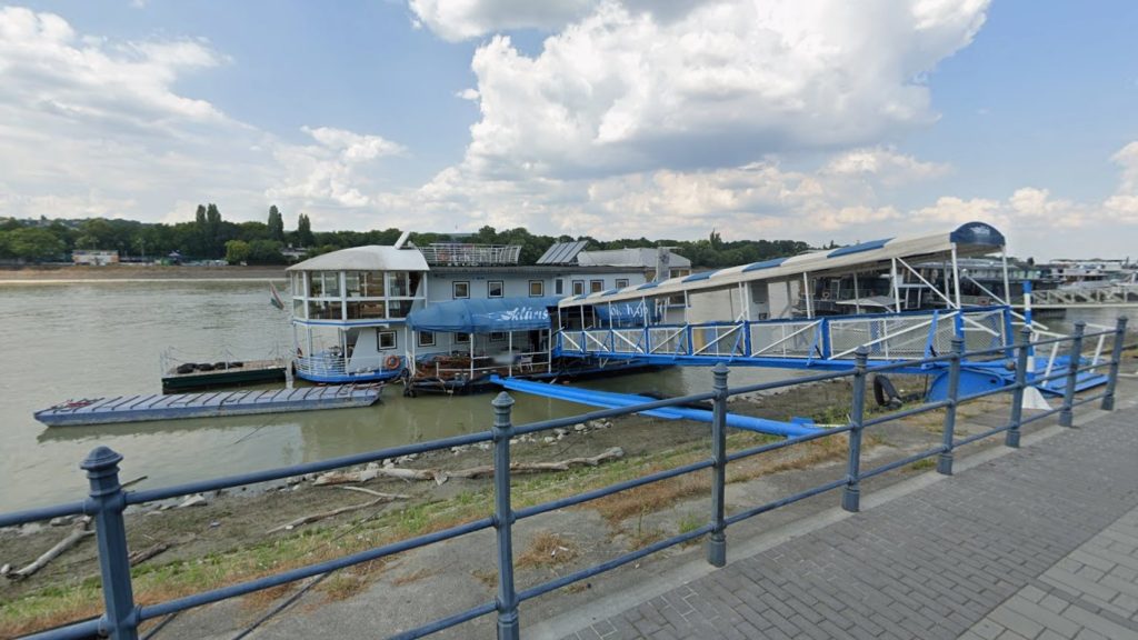 Itt az év legmeglepőbb ingatlanhirdetése: új gazdát keres a pesti Duna-part úszóhajója