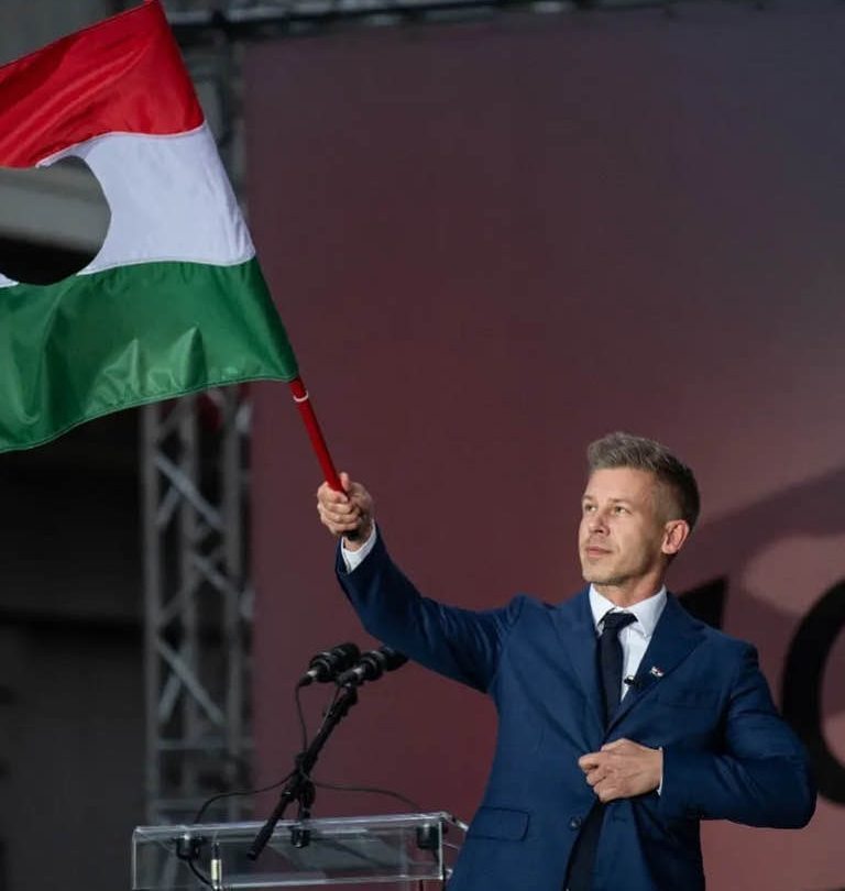 Magyar Péter a Békemenet buszain kér helyet saját vidéki támogatóinak október 23-ra