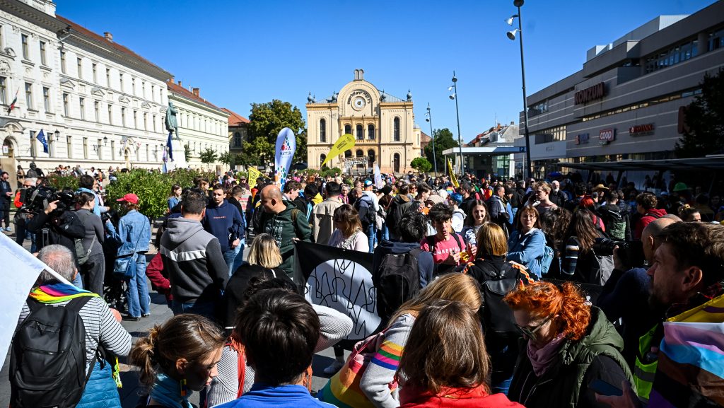 Pécs Pride: ellentüntetők állták a pride-osok útját