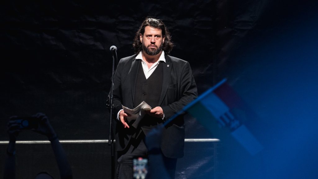 Puzsér Róbert elhalasztotta a megbéklésmenetet, helyette Juhász Péter védelmében szervez tüntetést a Kossuth térre