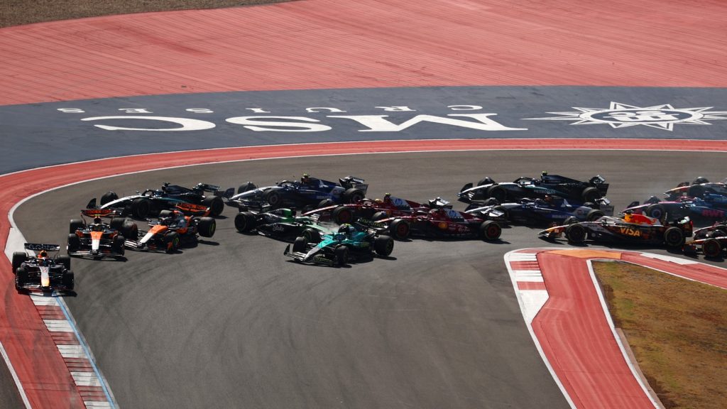 Verstappen behúzta a sprintfutamot, az első kanyarban kiestek a McLarenek