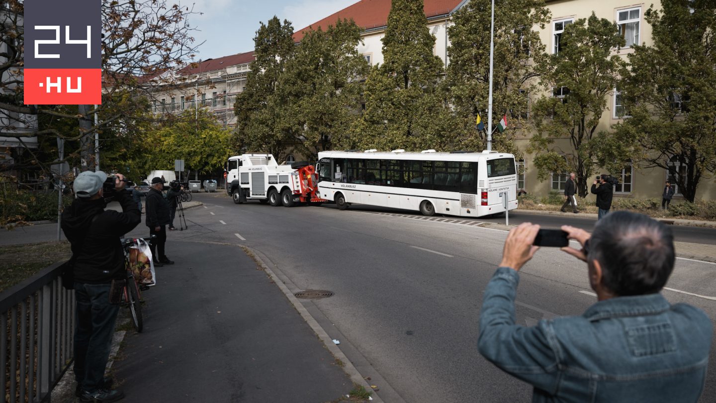 Szolnoki buszbaleset: videón a sérültek ellátása és a gimnáziumba csapódott busz kiszabadítása