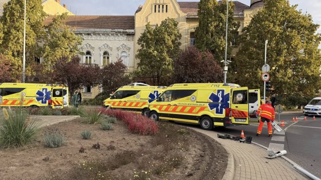 Gimnáziumba csapódott egy busz Szolnokon, sokan megsérültek, többen súlyosan, több mentőhelikopter is érkezett a helyszínre 1