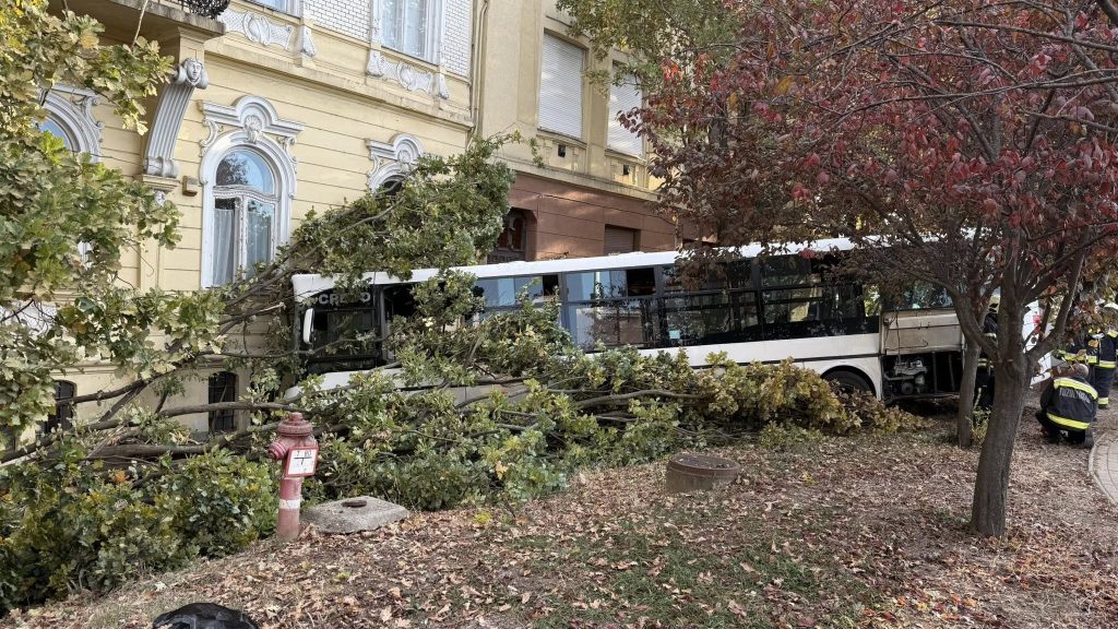 Gimnáziumba csapódott egy busz Szolnokon, sokan megsérültek, többen súlyosan, több mentőhelikopter is érkezett a helyszínre