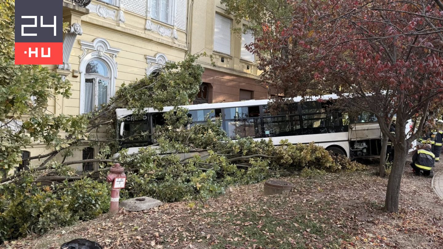 Gimnáziumba csapódott egy busz Szolnokon, sokan megsérültek, többen súlyosan, több mentőhelikopter is érkezett a helyszínre