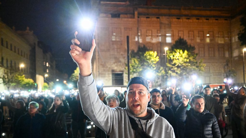 Stop Zsolti bácsi! – képeken a Puzsér Róbert által szervezett Juhász Péter melletti tüntetés
