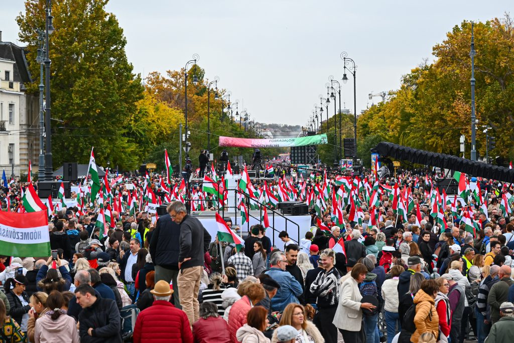 Sodró Eliza szaval, egy nőt előállítottak, mások lelépnek