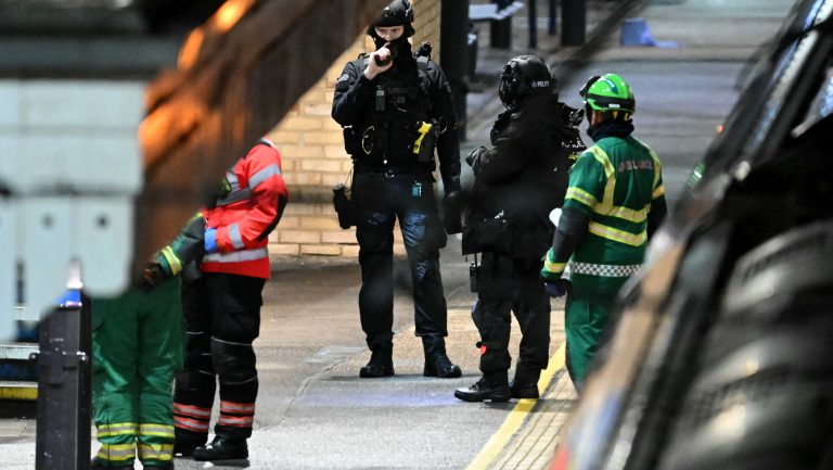 Életeket menthetett meg a hősies alkalmazott, amikor közbeavatkozott az angliai késelés során