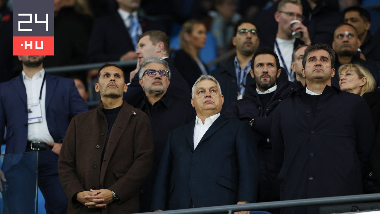 Lefotózták Orbán Viktort, aki Schmidt Mária társaságáan Ryanairrel indult haza Manchesterből a meccsnézés után