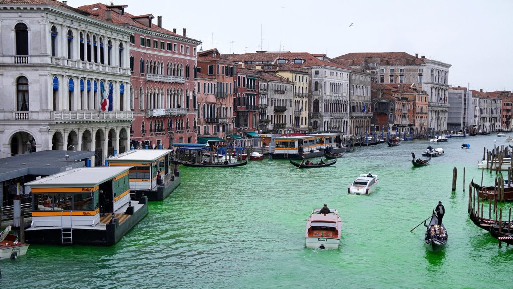 Zöldre festették Velence csatornáját a klímaaktivisták