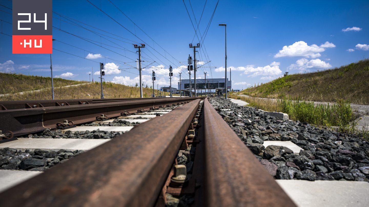 Egy gyorsvonat tetején utazott egy csapat turista Ausztriában, egyikük leesett és belehalt a sérüléseibe
