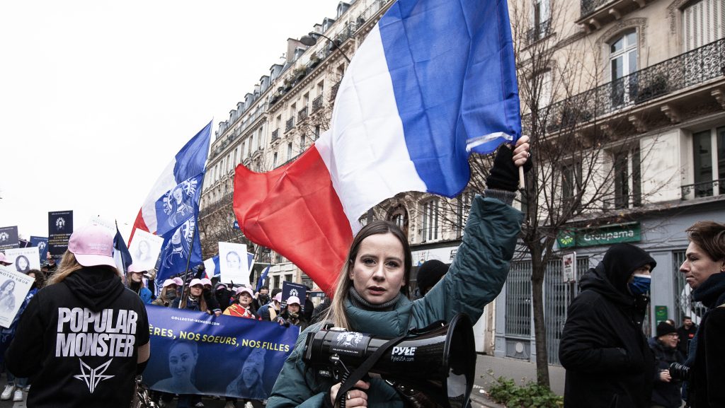 Több tízezren tüntettek Párizsban a nők elleni erőszakkal szemben