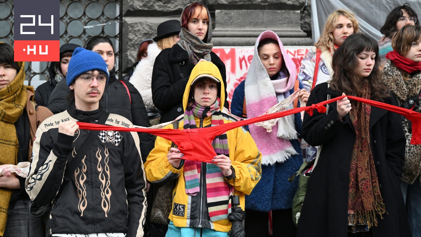 Csak az igen jelent igent – újra véres lepedőkkel és néma kiállással tiltakoztak a diákok a Képzőművészeti Egyetem előtt