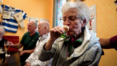 Kocsma a demencia ellen Duisburgban egy idősotthonban