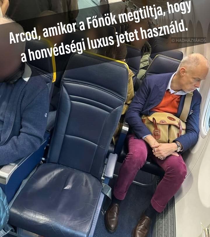 Fapadoson szorongó milliárdos honvédelmi minisztert fotóztak