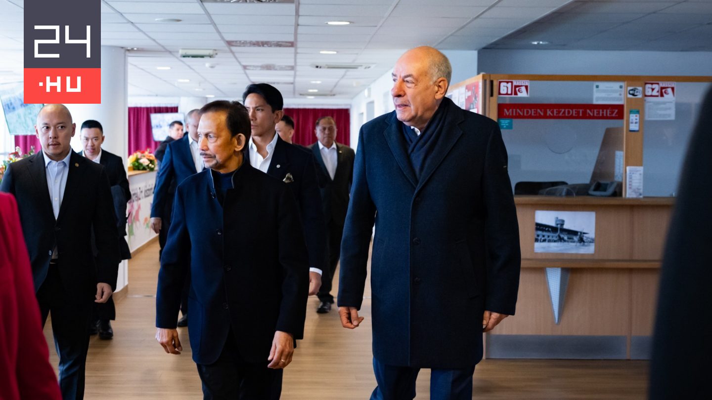 Brunei szultánja szobrot is kapott Budapesten