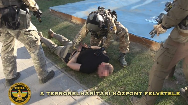 Körözés alatt állt az óvodába késsel berontó férfi, kábítószert és szamurájkardot is találtak a kocsijában