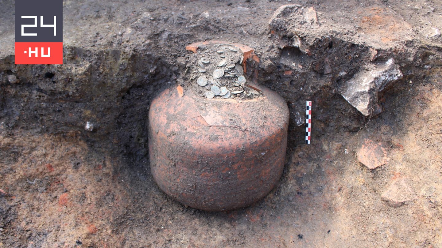 Több tízezer elásott pénzérmét találtak egy lakóház kertjében
