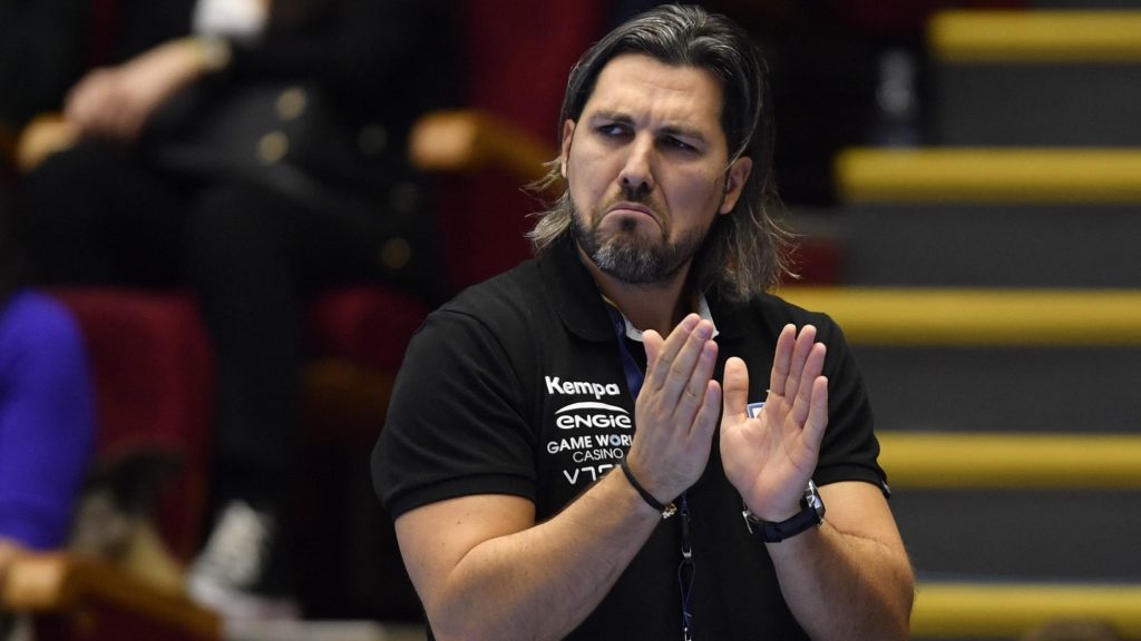 Eddig tartott a türelem, kirúgták a Fradi BL-riválisának edzőjét