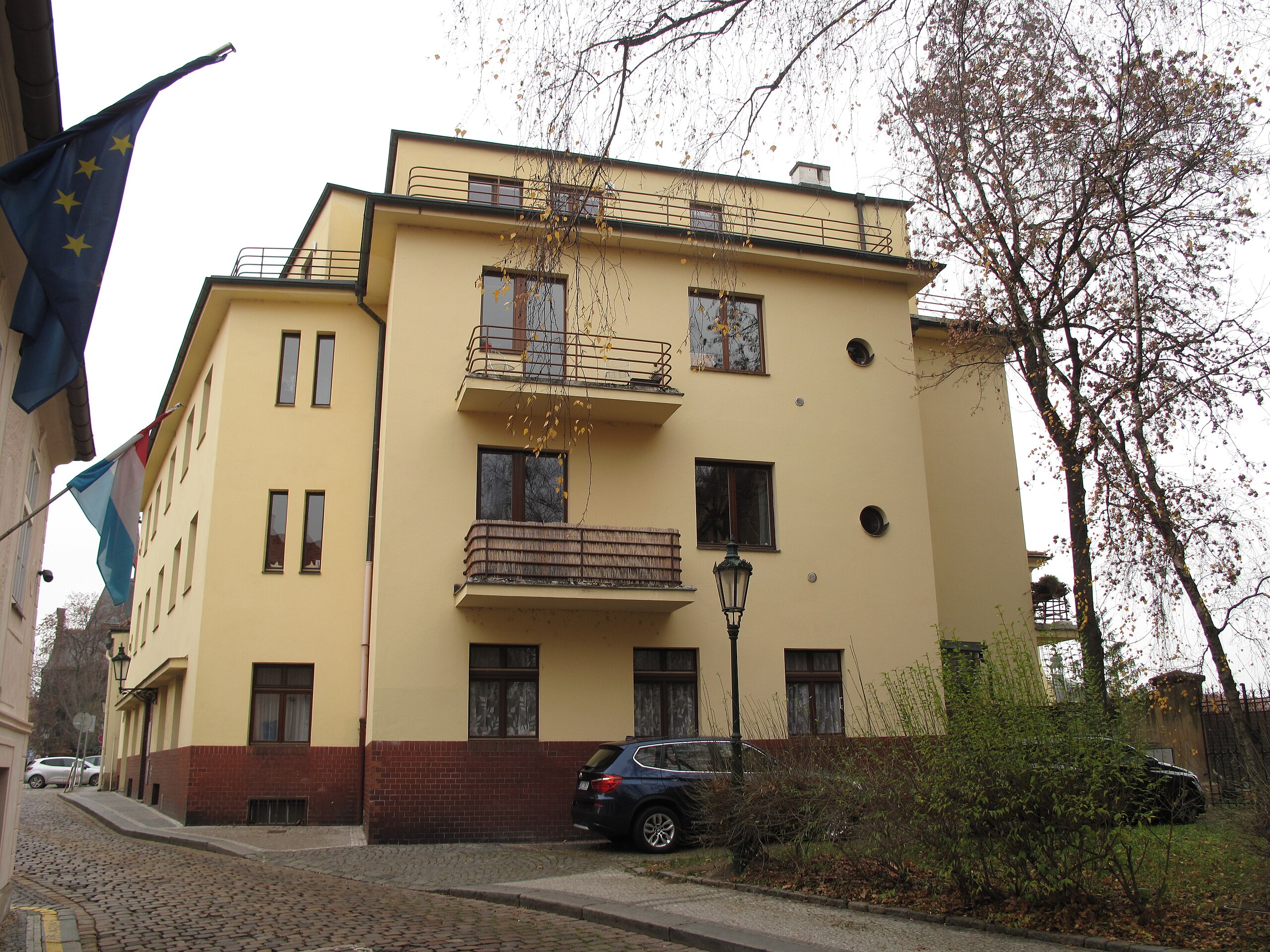 Tányér helyett asztalba vájt mélyedésből, láncra vert kanállal ettek egy prágai kocsmában 2