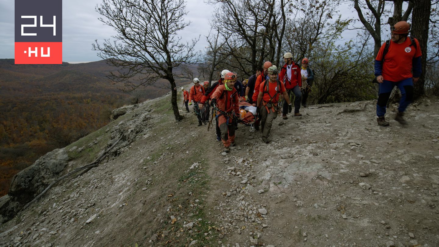 Huszonnégy barlangi mentő hozta le a Vadálló-kőnél balesetet szenvedett 66 éves nőt