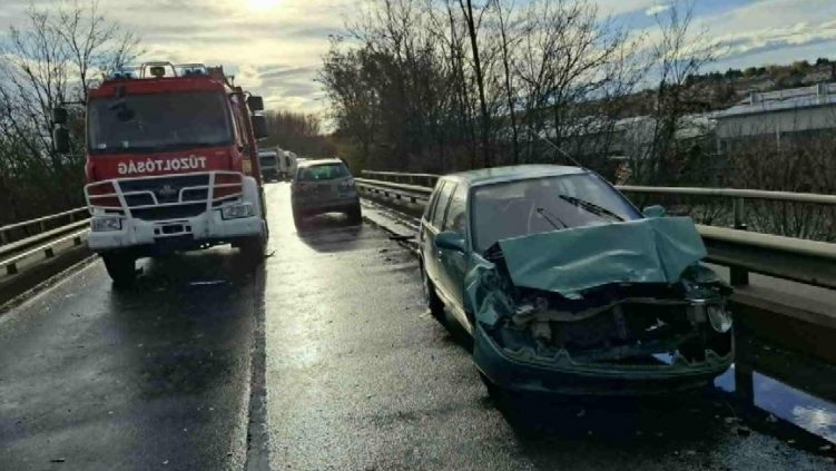 Frontálisan karambolozott egy tűzoltóautó Bonyhádnál