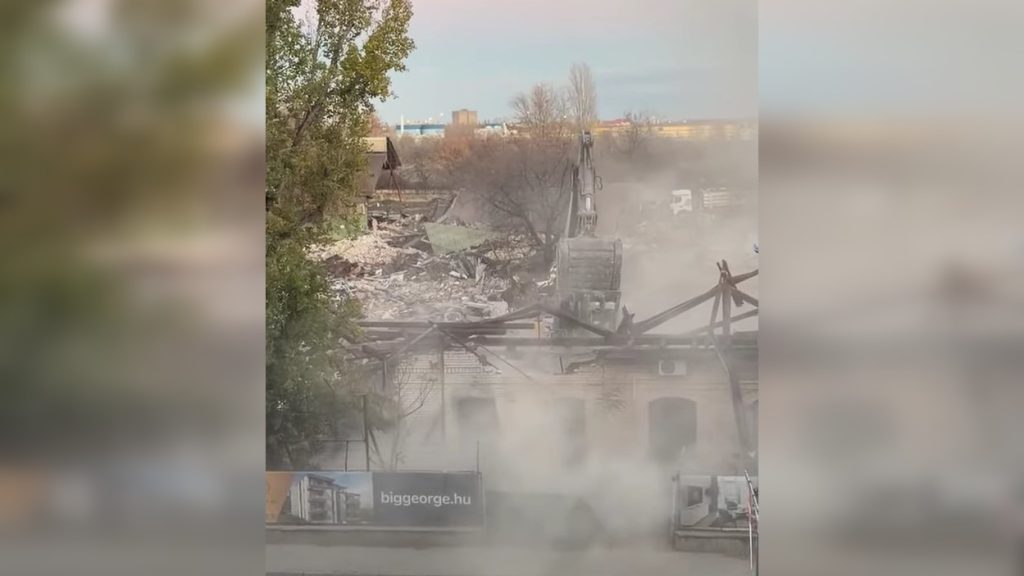 Med nepravilnim rušenjem stavbe v Budimpešti je tram zadel avtobusno postajo