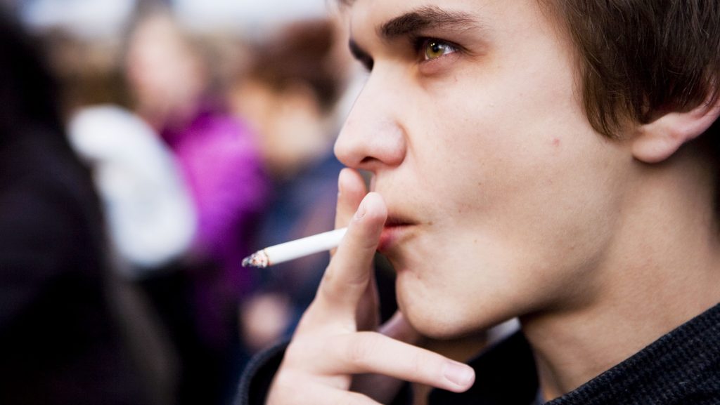 Unokáit is veszélynek teszi ki, aki dohányzik