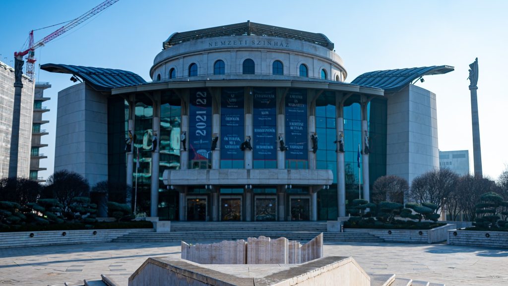 Két éve nyomoz a rendőrség a Nemzeti Színházban történt baleset ügyében, de gyanúsítottat még nem hallgattak ki