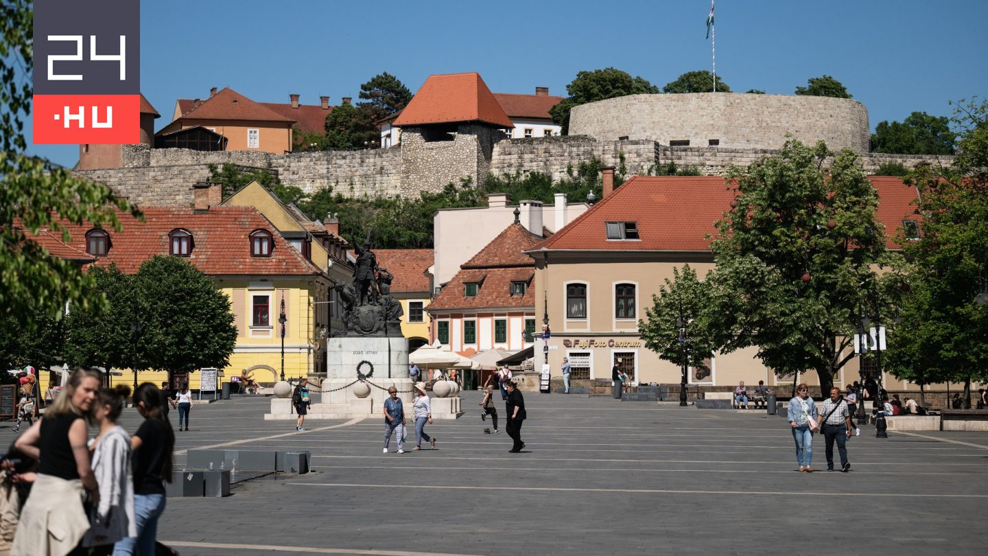 Leomlott az egri vár külső falának egy része, aminek évek óta csúszik a felújítása