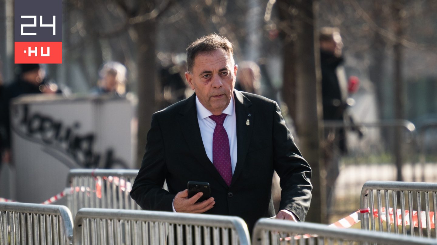 Pócs János a temetőben, egy kisgyerekkel készített kampányvideót a tizennegyedik havi nyugdíjról