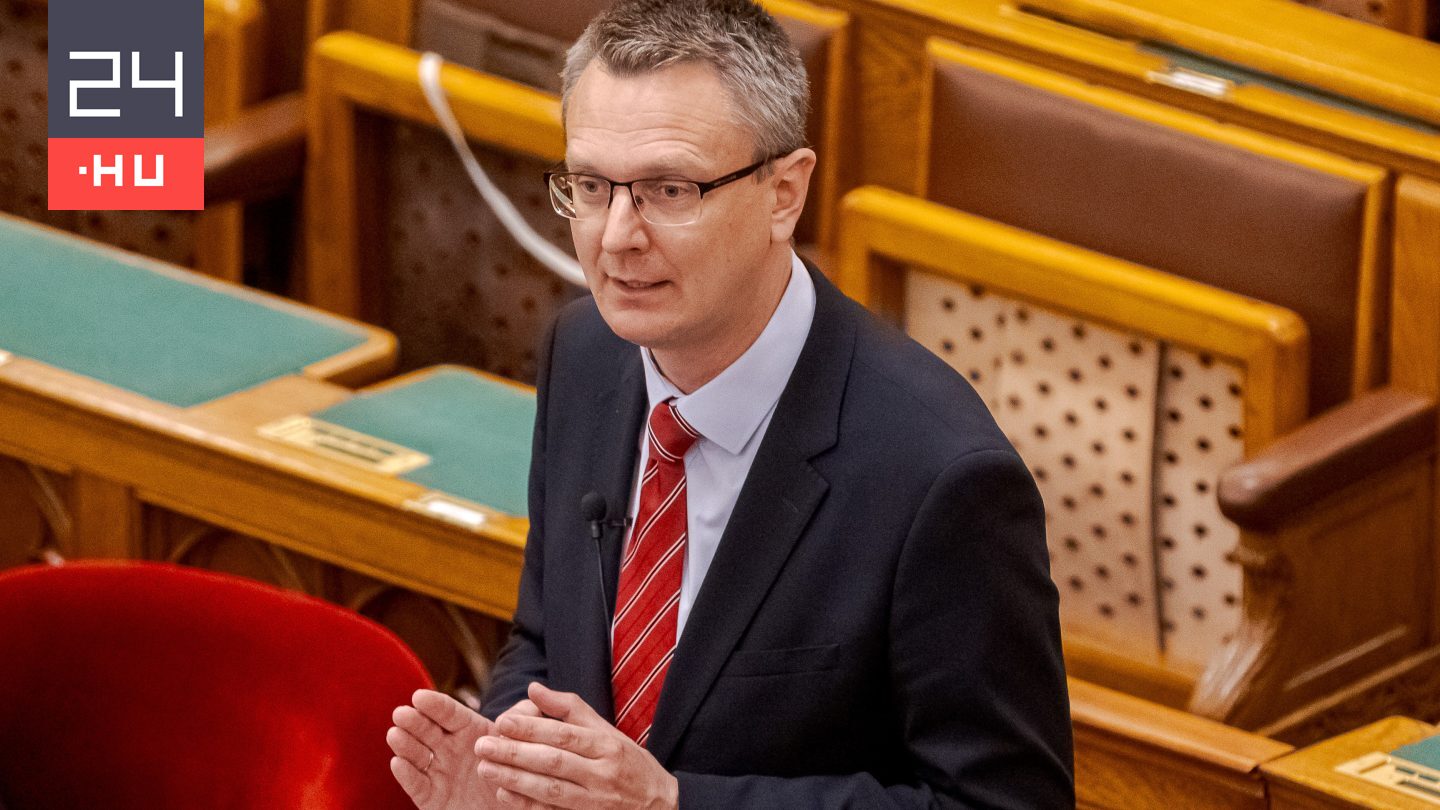 Rétvári Bence arcképével díszített teakeveréket kaptak az aszódi csecsemők és szüleik