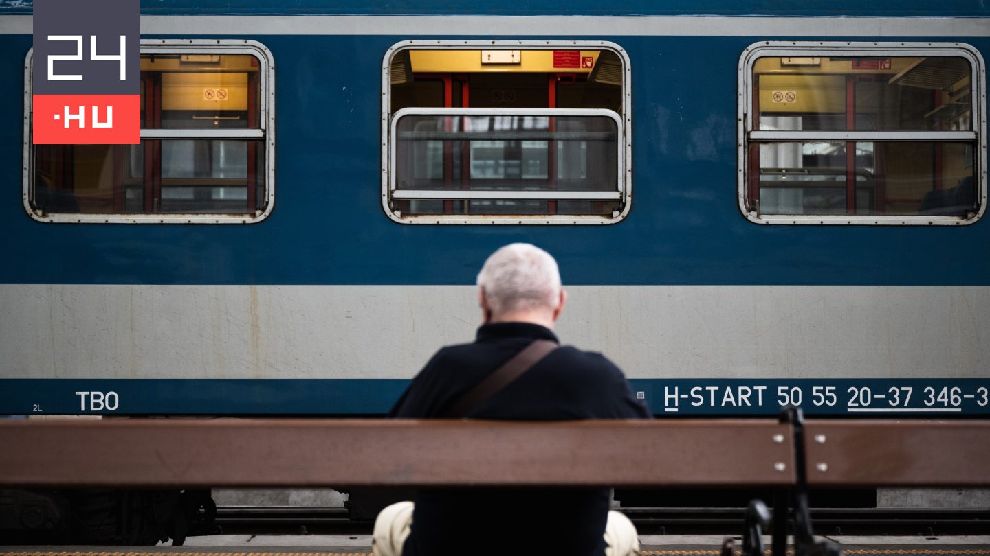Rakodógép szakította le a felsővezetéket a ceglédi vasútállomáson