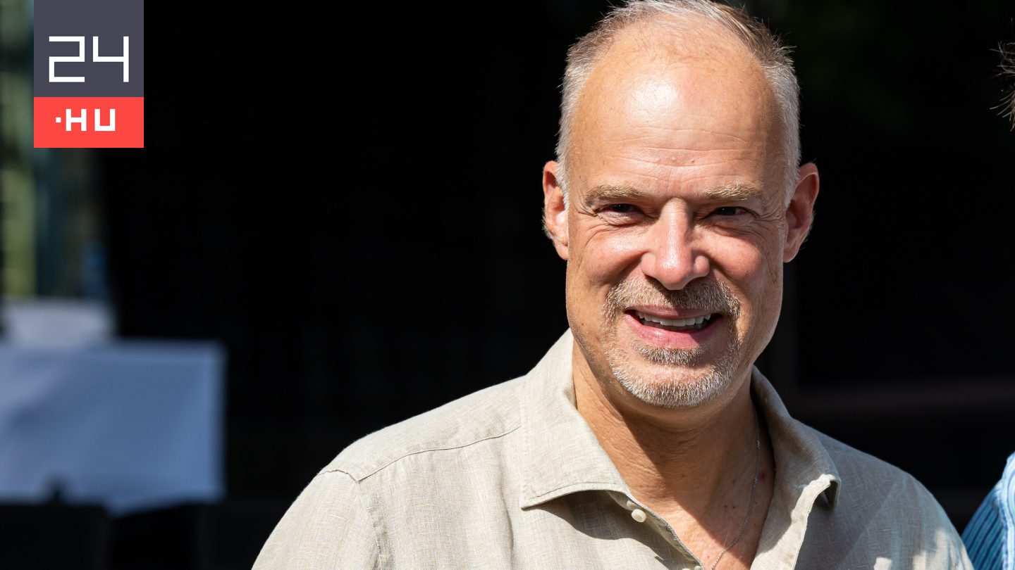 Hadházy: 1,1 milliós bőrönddel utazott a honvédelmi miniszter a fapados repülőn